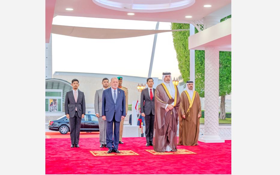 King Sultan Ibrahim, accompanied by His Majesty’s Personal Representative and Mission of Honour head Shaikh Abdulla bin Hamad Al Khalifa, visited the Fallen Servicemen Monument yesterday. He watered the palm tree, which symbolises everlasting remembrance and the enduring legacy of Bahrain’s fallen servicemen.